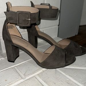 Ladies grey heels